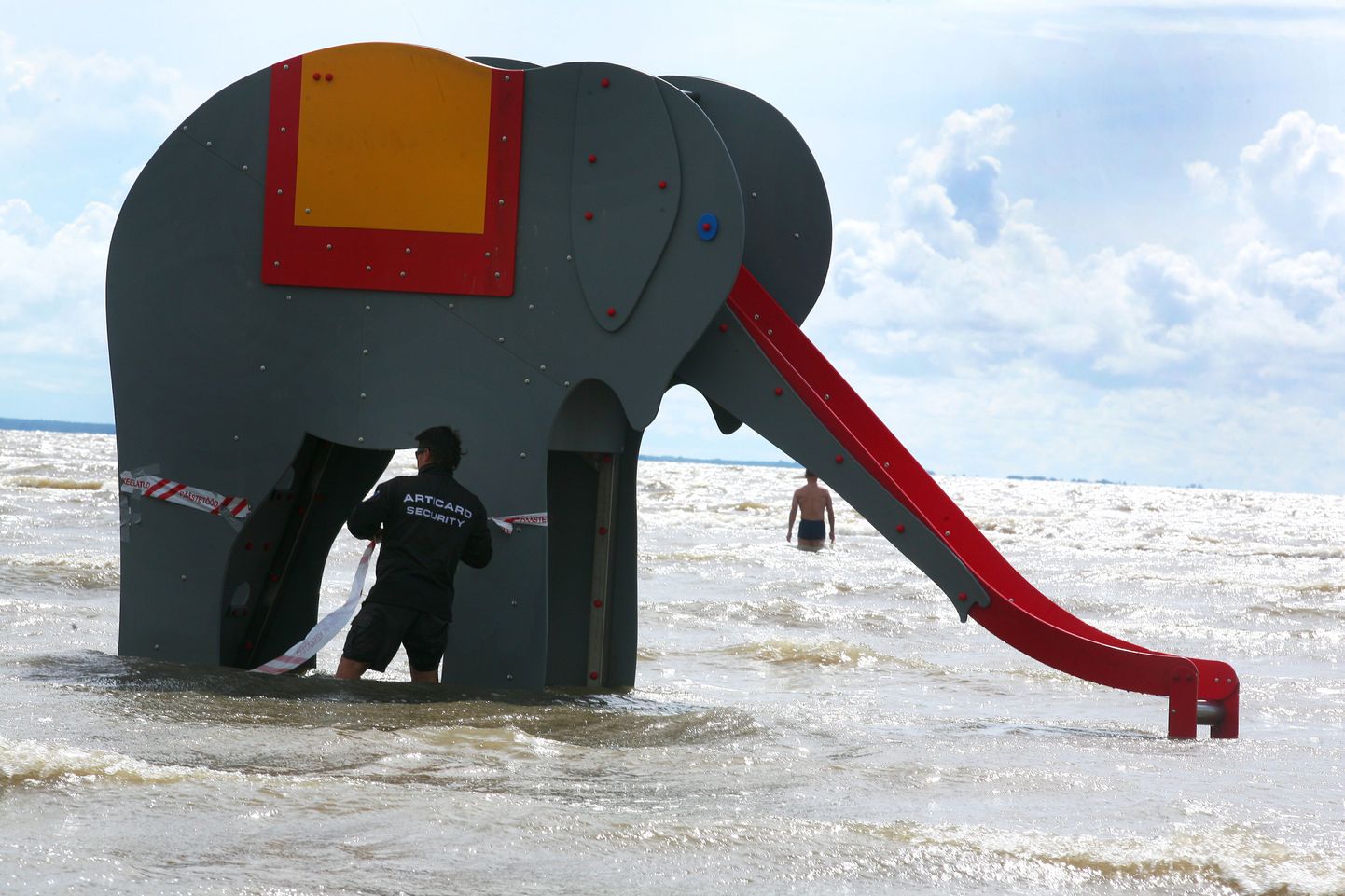 «Cлон» на пярнуском пляже.