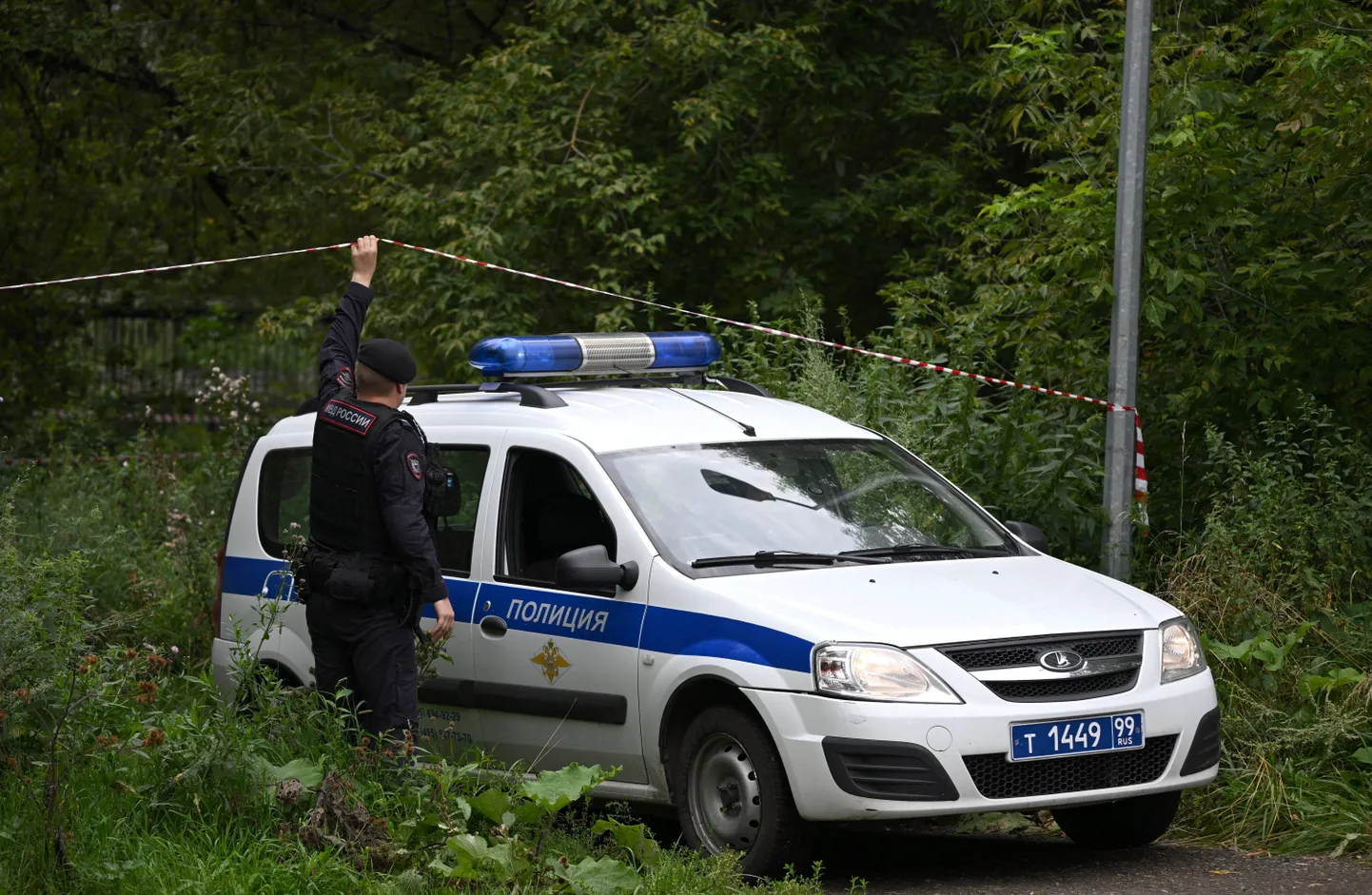 Vene politseinik teenistusauto juures. Foto pole seotud kõnealuse juhtumiga.