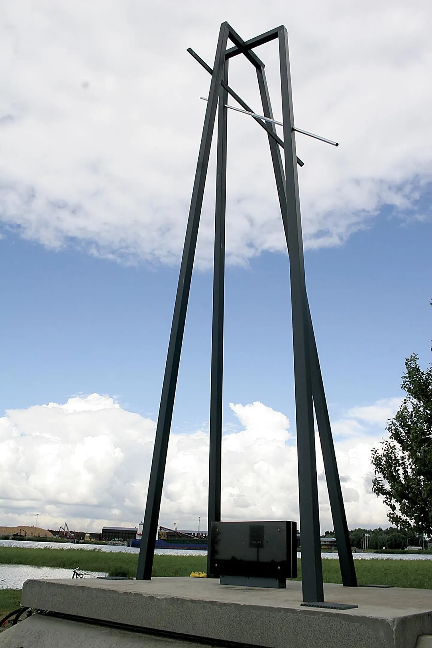 Reisipraam Estonia hukule pühendatud monument Pärnu muuli lähedal meenutab risti, arhitekt Tiit Trummal (1997).