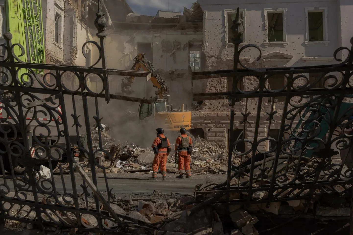 Rescue workers digging through the rubble of a building destroyed in the Sumy attack. Photo by FADEL SENNA and Roman PILIPEY / AFP / Scanpix​
