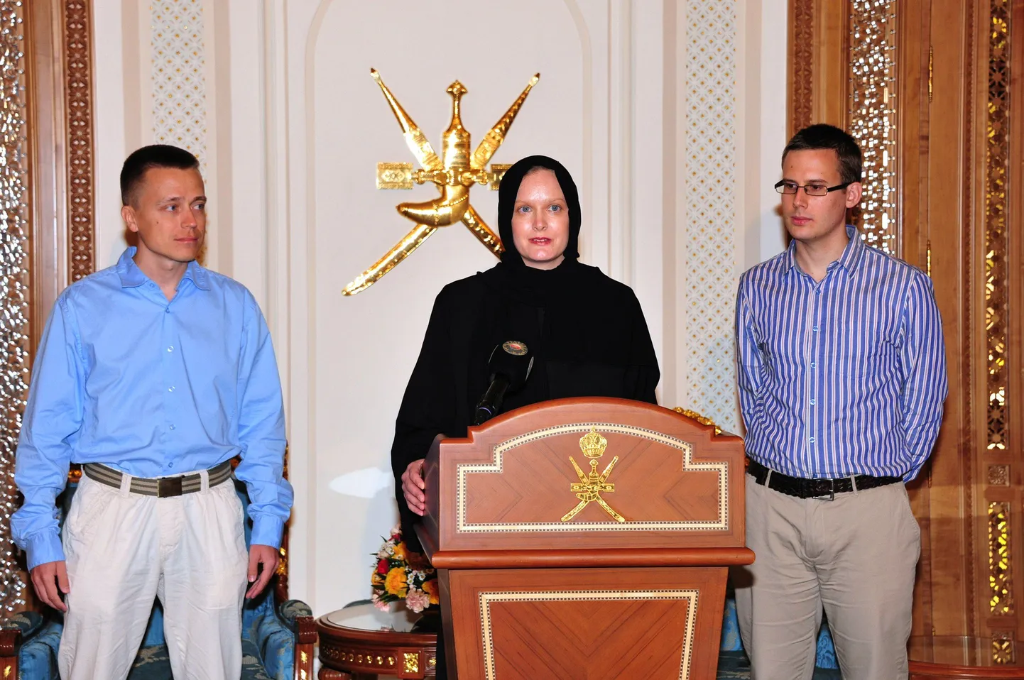 Soomlased Atte ja Leila Kaleva ning nende austerlasest sõber Dominik Neubauer (paremal) Omaanis 9. mail.