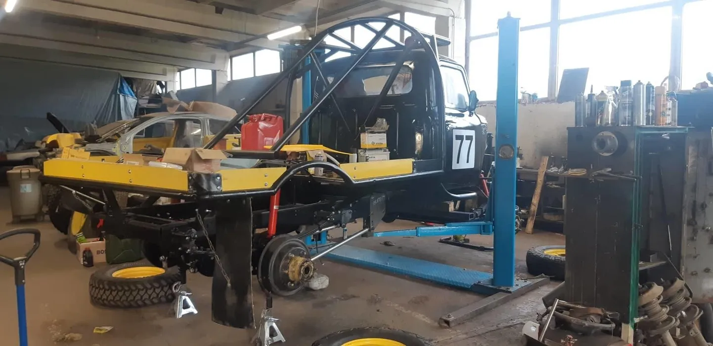 Uhtnast pärit veoautokrossisõitja Marko Tiinase GAZ-51 saab enne Tapa võistlust viimast lihvi.