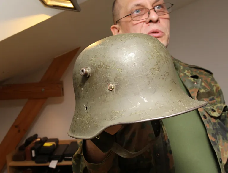 Esimeses maailmasõjas kasutusele võetud Saksa Stahlhelm, mis toodeti 1916. aastal. See mudel on hilisematest kõrgem ja tal on sarved, mille külge kinnitub lisakaitset pakkuv soomusplaat. Paljud 1916. aasta kiivrid ehitati hiljem ümber nii-öelda 1917. aasta versiooniks, mille sees on metallist konstruktsioon. Aare Nõmme kogus oleval kiivril on alles originaalne nahast sisu.