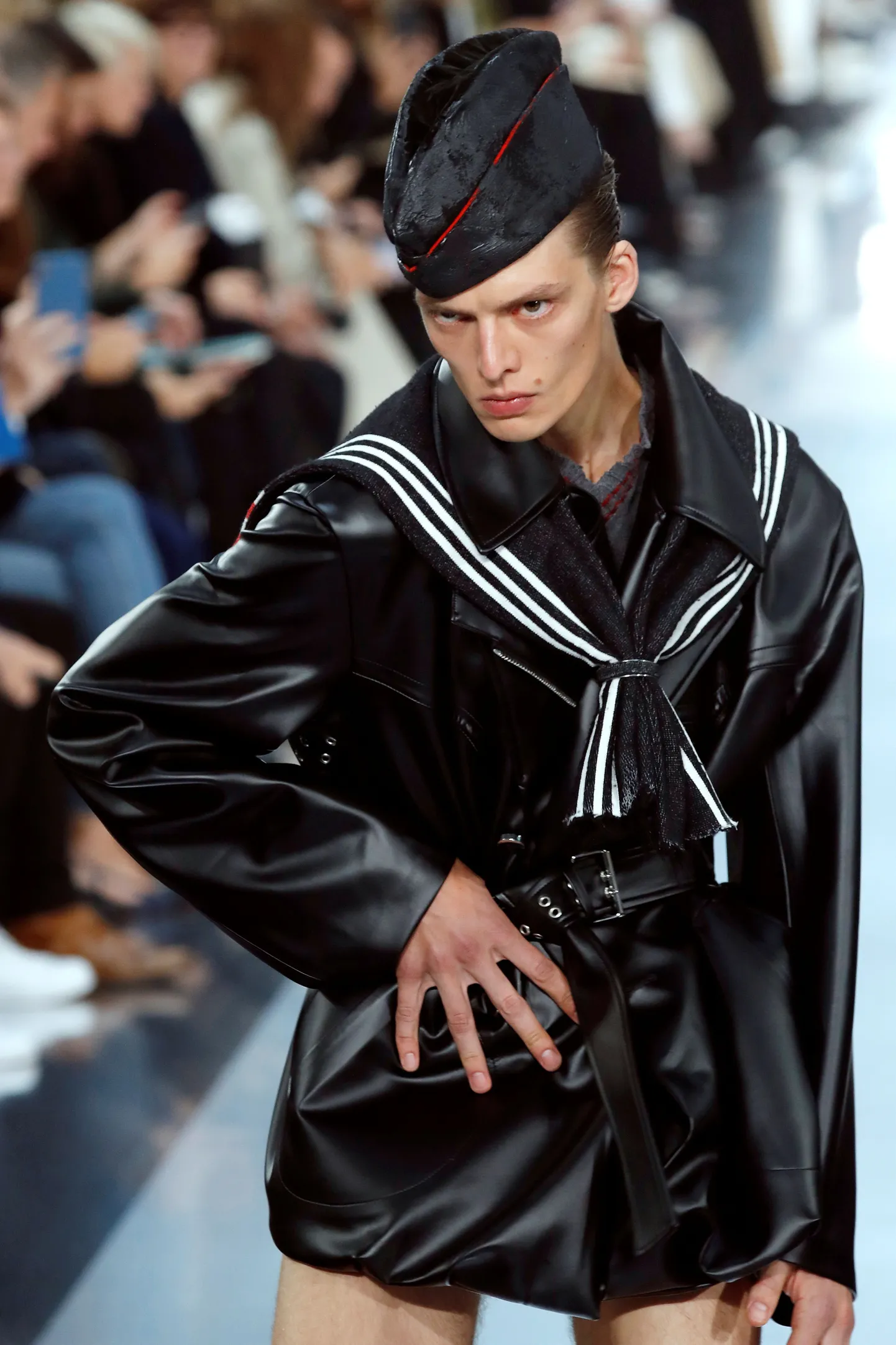 Modell Leon Dame näitab Maison Margiela moešõul hoiakut.