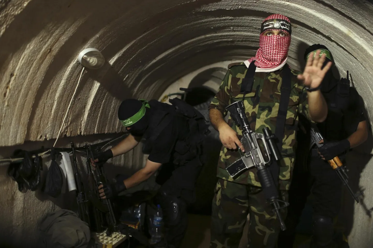 Hamasi sõjalise tiiva võitlejad 2014. aastal Gaza maa-aluses tunnelis, millesarnaseid on rajatud aastaid.