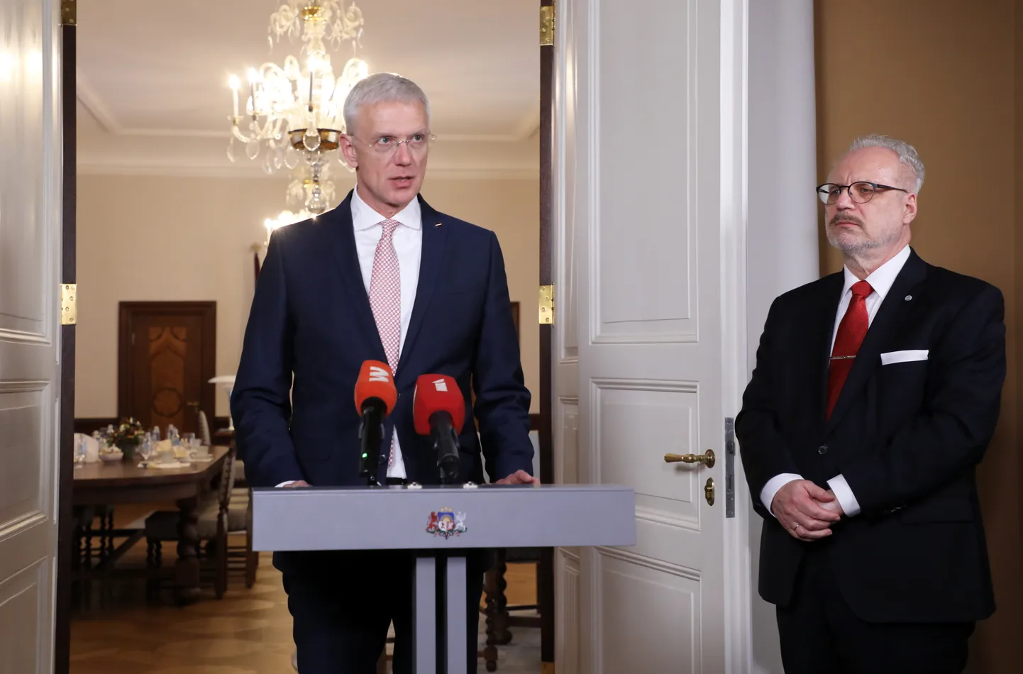 Ministru prezidents Krišjānis Kariņš (no kreisās) un Valsts prezidents Egils Levits piedalās preses konferencē pēc tikšanās Rīgas pilī.