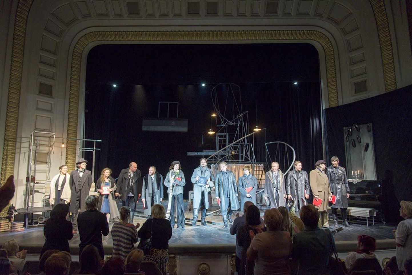 Publik tänab Vene Teatri lavastuse «Koera süda» tegijaid lausa püsti seistes.