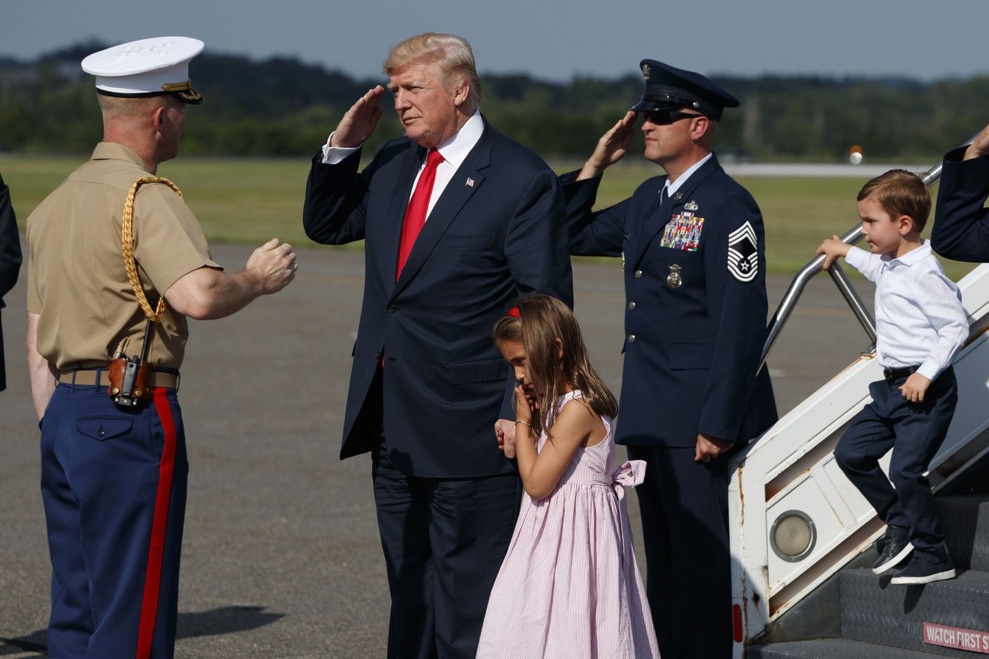 President Donald Trump läinud nädala reedel koos lastelaste Arabella Kushneri (keskel) ja Joseph Kushneriga (paremal) Morristowni lennujaamas teel puhkusele oma Bedminsteri golfiklubisse.