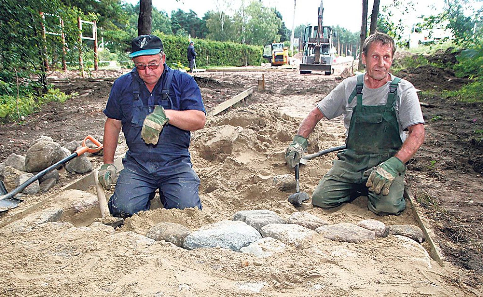 Paikuse kiviaja küla põllukiviteed ehitavad Aleksander Belonogov (vasakul) ja Aimar Koni ütlesid, et osa kividest toodi Raplamaalt, kuna Pärnu kandis polnud.