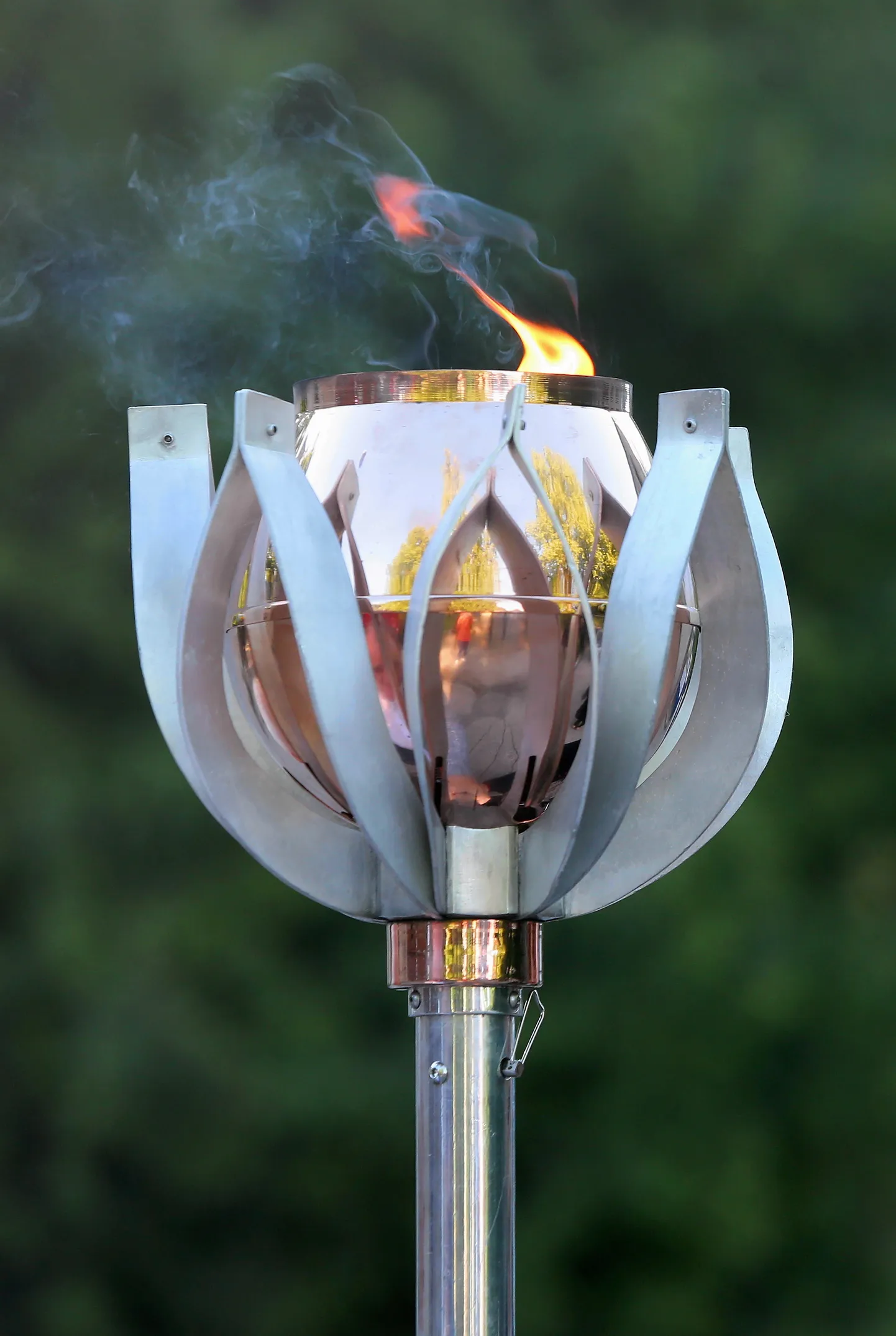 TRT02:TULE TULEMINE :TARTU, EESTI, 01JUN19
XXVII laulu- ja XX tantsupeo Minu arm tule tulemine 2019. Laulupeo tuli viiakse Raadi kalmistule Johann Voldemar Jannseni hauale.
sa/Foto SILLE ANNUK  / EESTI MEEDIA