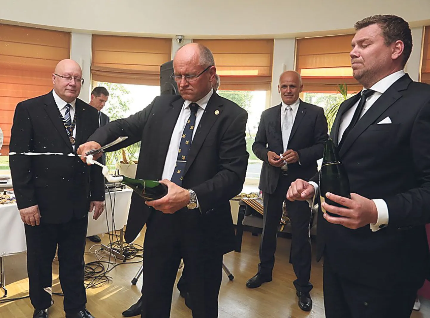 Mõtte asutada Pärnus Rotary klubi tõi kuurortlinna Ervin Luur. Nüüd tuli tal avada šampanjapudel saabliga.