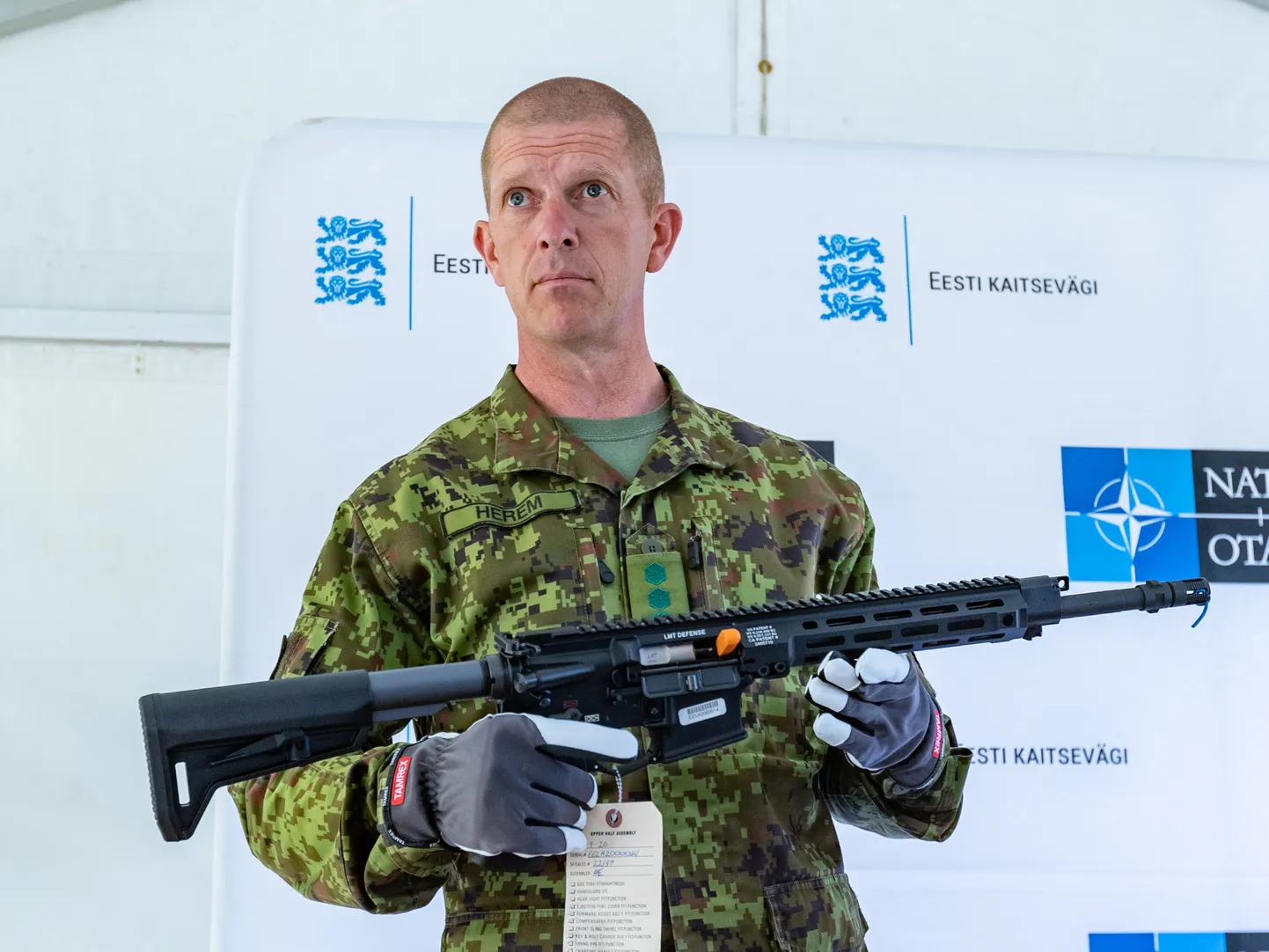 Kaitseväe juhataja kindral Martin Herem oli möödunud nädalal sunnitud mitut puhku valimisteks valmistuva EKRE ja tema juhi Martin Helme rünnakuid tõrjuma. Pildil tutvustab Herem 2020. aastal kaitseväe uut automaatrelva LMT R-20 RAHE.