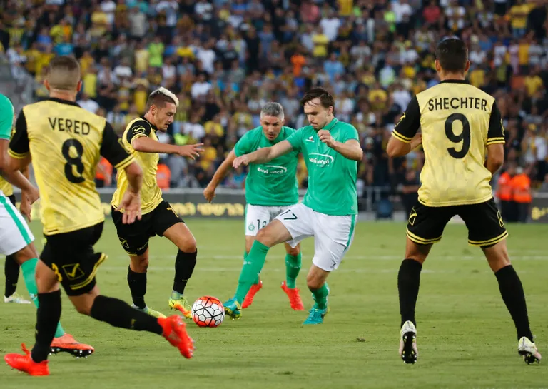 Beitar Jerusalem meeskond (kollases ja mustas) mängimas