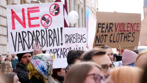 Protesti proti izstopu iz Istanbulske konvencije potekali pred parlamentom v Latviji