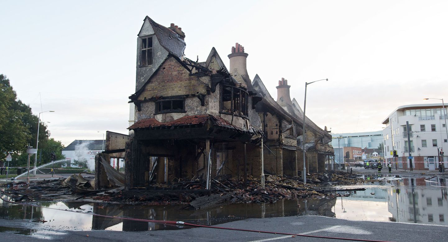 Croydonis maha põlenud 1867. aastal asutatud mööblipood.