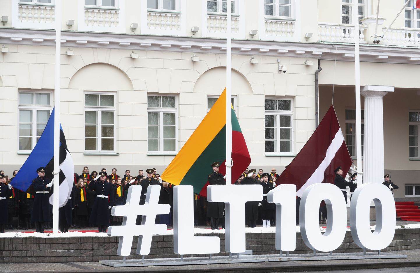 Aastapäevatseremoonial, Vilniuses presidendipalee esisel väljakul, heisati kõigi kolme Balti riigi lipud.