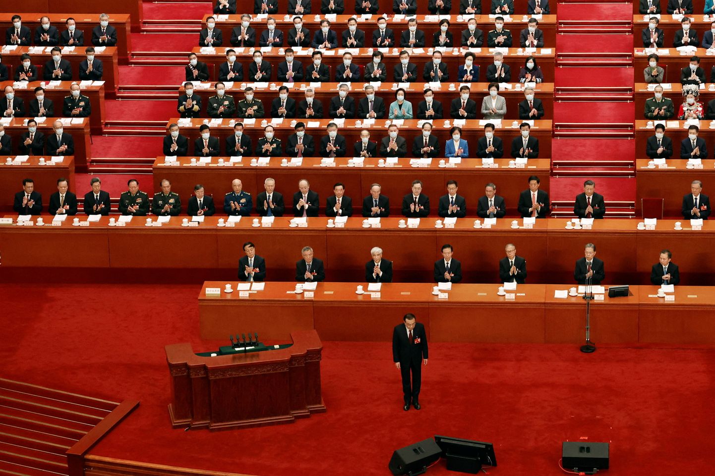 Hiina peaminister Li Keqiang kummardamas enne valitsuse raporti esitamist parlamendile.