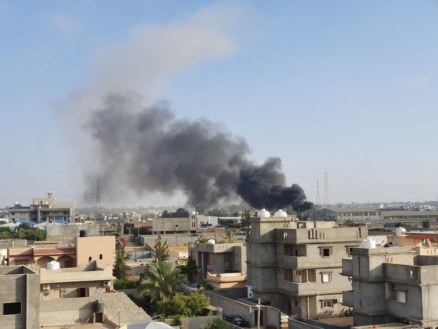 Suits Liibüa pealinnast lõunas asuva Tajoura kohal pärast õhurünnakut.