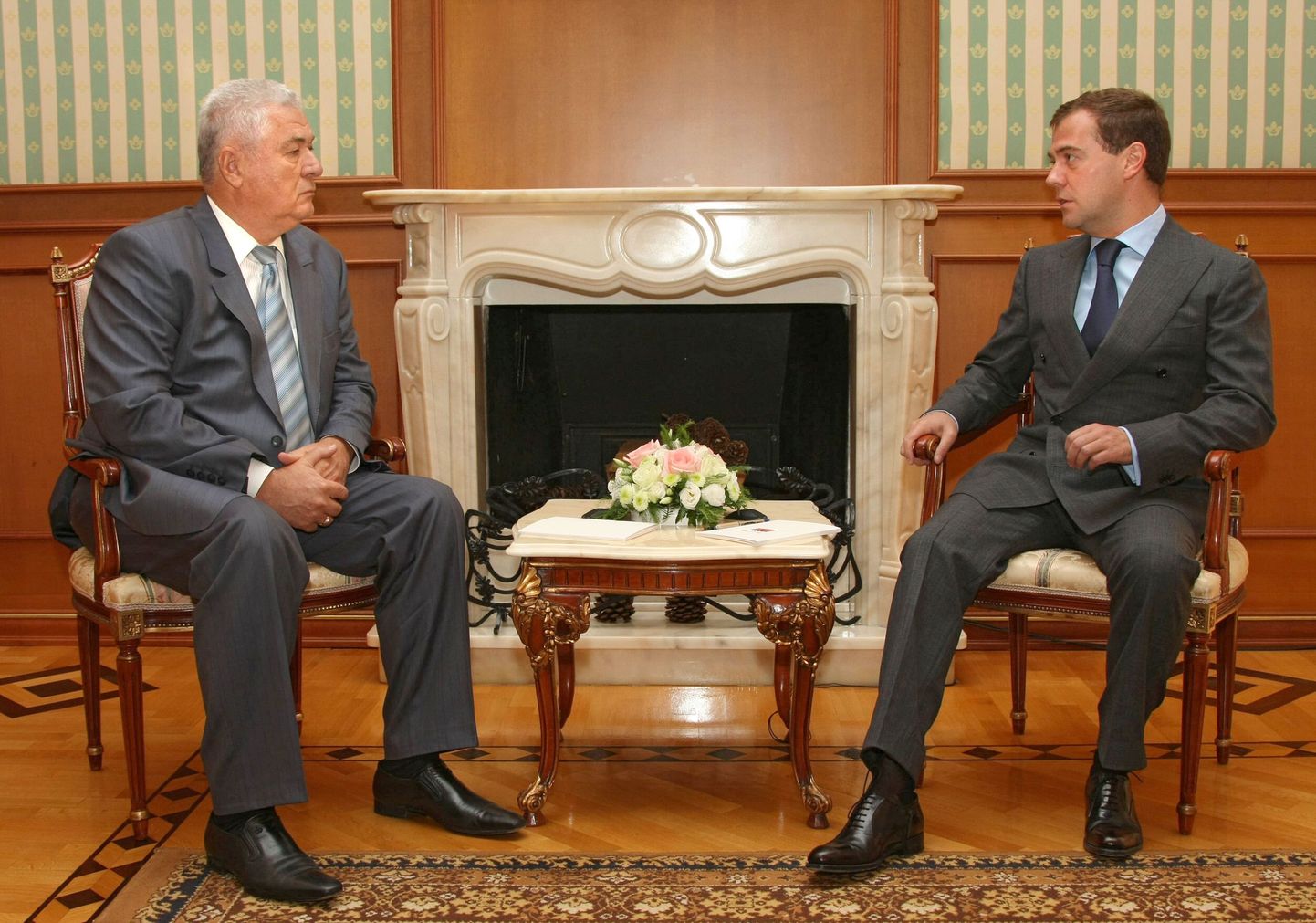 Moldova president Vladimir Voronin (vasakul) ja Vene riigipea Dmitri Medvedev  Sotšis 25. augustil.