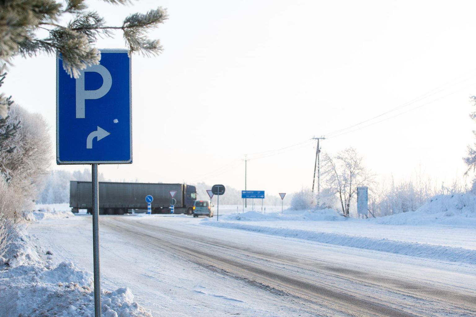 Viljandi maantee ääres Kaimi parklas peatuvad sageli rekad, kuid käimlat ega prügikonteinerit seal enam pole.