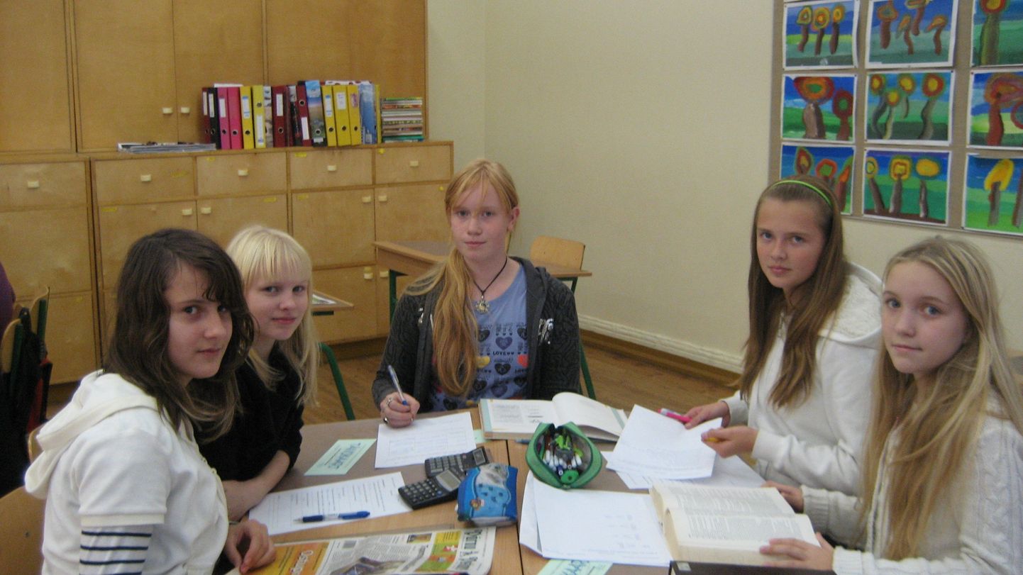 Vanalinna kooli võistkond koosseisus (vasakult) Renate Aomere, Emma-Leena Niitväli, Nora Küüts, Ketlin Saar, Helo-Liis Soodla.