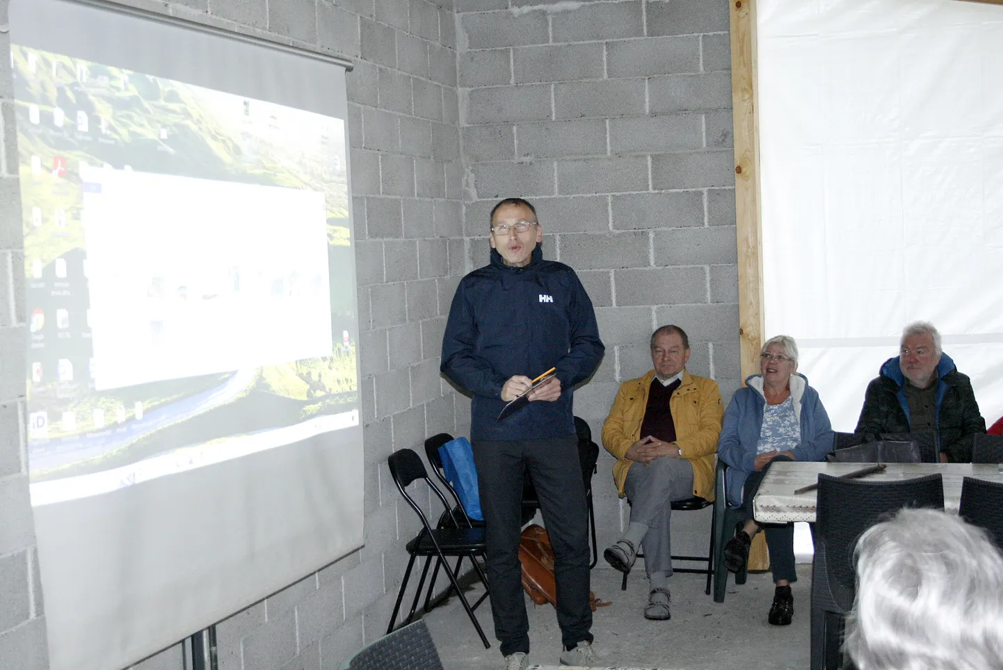 KUIDAS TEKKIS SÕRVE SÄÄR: Toomas Harjuse ettekanne andis ülevaate Sõrve sündimisest. Teda kuulavad Ants Kraut, Helle Solnask ja Peep Pillak Tallinnast.
