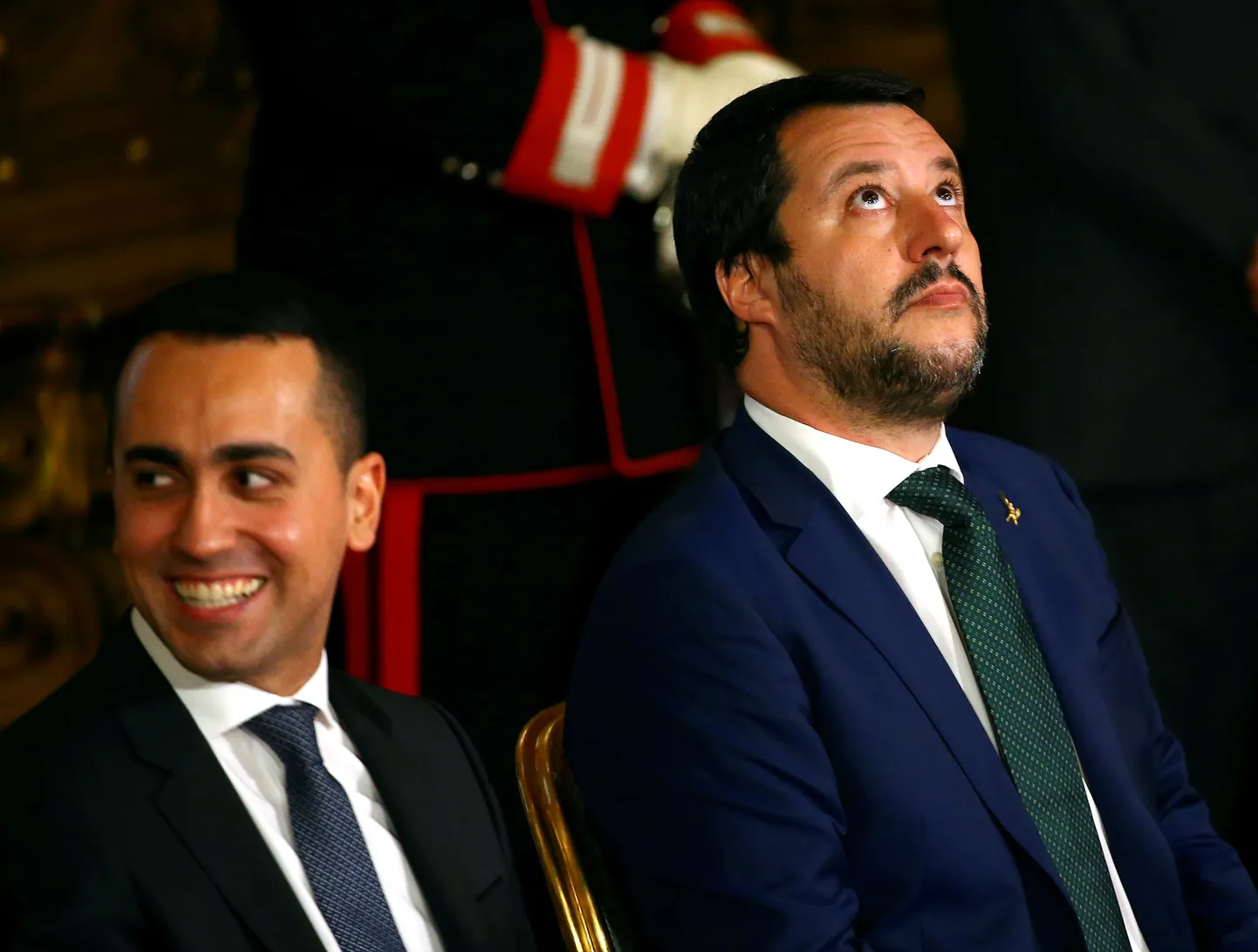 Liiga liider Matteo Salvini (paremal) ja M5S juht Luigi Di Maio on oma sõjakate väljaütlemistega suhted Prantsusmaaga ära rikkunud.