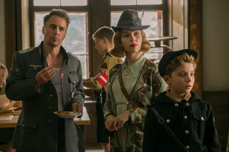 Kaader filmist «Jojo Rabbit». Pildil vasakul paremale: Sam Rockwell, Scarlett Johansson ja Roman Griffin Davis