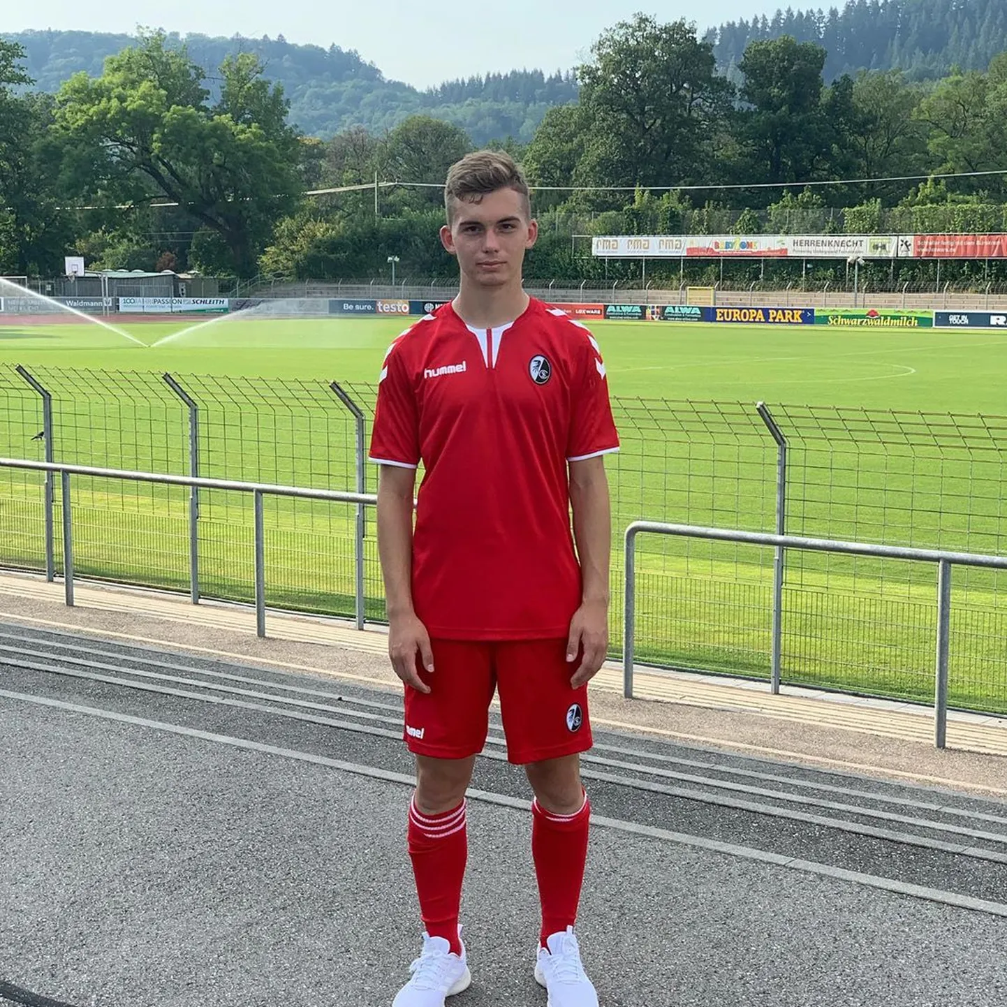 Aleksandr Šapovalov Freiburgi punases rüüs.