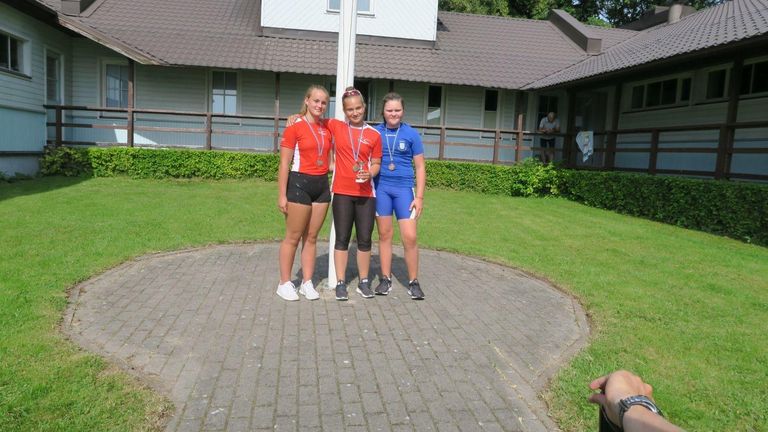Tüdrukute C-klassi ühepaadi esikolmik Marie-Ann Grigorova (vasakul), Kaisa Olesk ja Bärbel Rõõm.