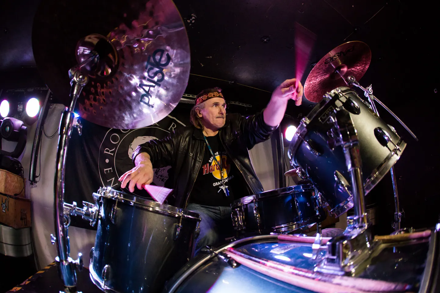 Dick Kostin on kontserte andnud ka õlleklaasidel ja kividel ­musitseerides. Kõige kodusemalt tunneb ta end siiski ehtsa ­trummikomplekti taga. Fotol ­mängib ta Tartu Rockiklubis „Rock&Roll“.