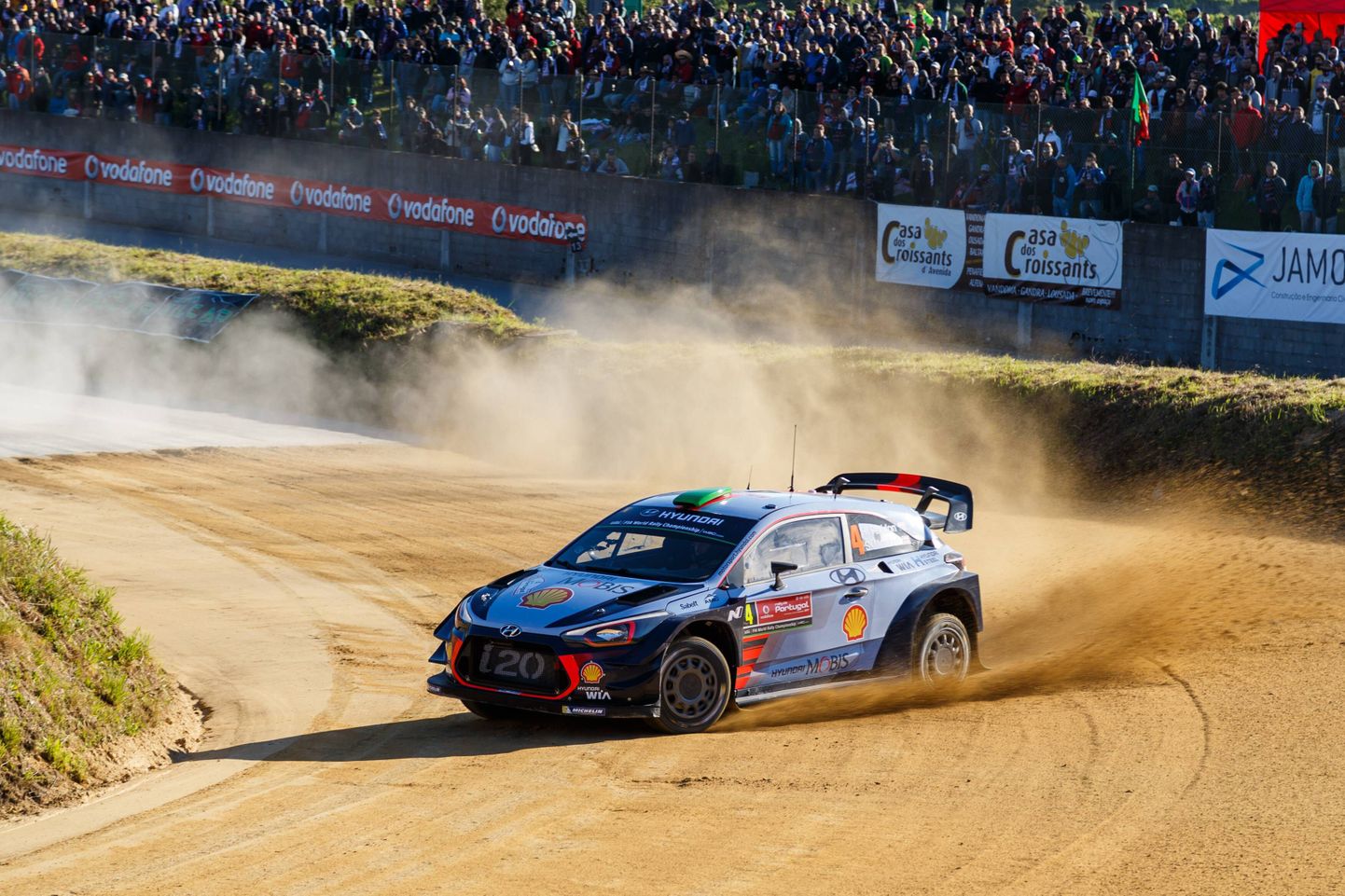 Sel pildil Hyundai i20 WRCd taltsutav Hayden Paddon on Uus-Meremaa parim rallisõitja. Kas ta kodusel MM-etapil ka starti tuleb, pole selge.