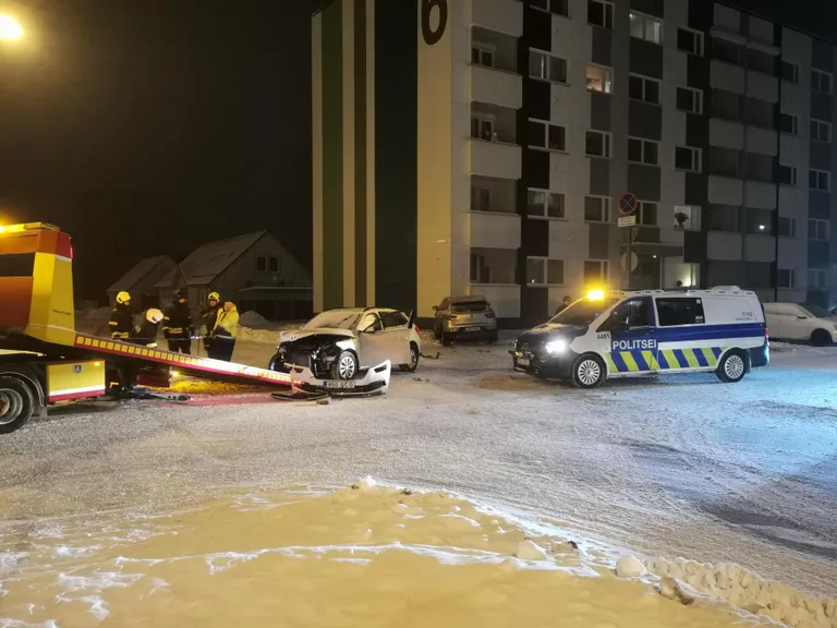 В Раквере автомобиль из-за аварии протаранил стену дома.