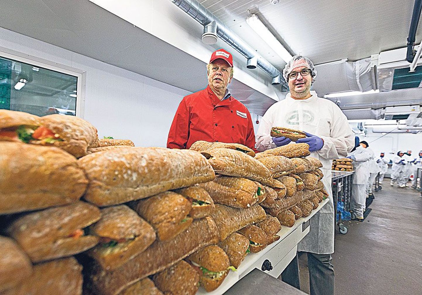 Lunden Foodi toodangu kvaliteedil hoiavad Loo alevikus Talleggi endises tootmishoones silma peal firma juhatuse liige Ülo Rekkaro (vasakul) ja tootearendusjuht Vambola Moores.