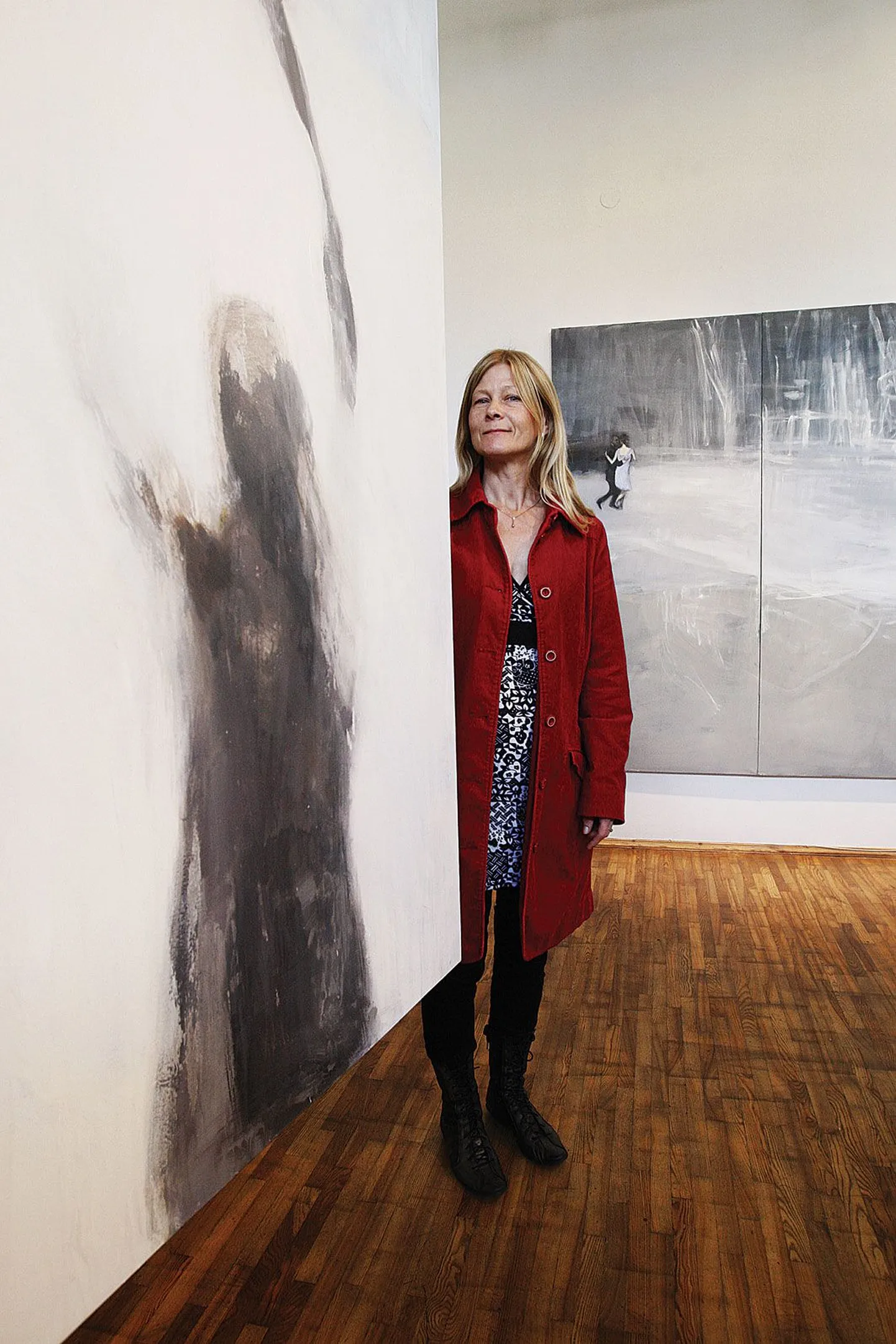 Pille Johansoni maalid Tartu kunstimajas on nii suured, et neist jäid koos autoriga ajalehepildile vaid kaks, sedagi osaliselt: vasakul fragment maalist «Teine pool» ja paremal «Viimne valss».