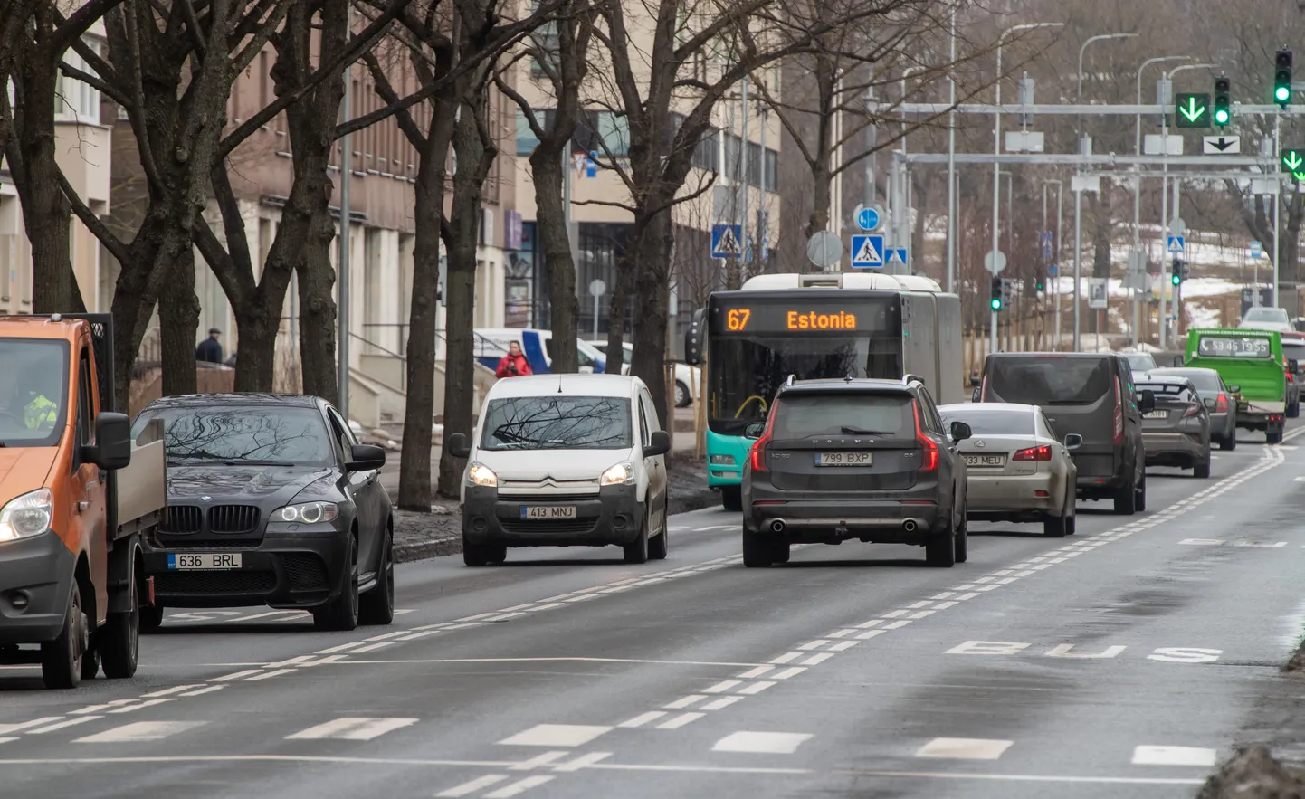 Täna ei ole paljudel bussidel näha liininumbrit, mõnel juhul on see loetav esiaknale kinnitatud paberilt.
