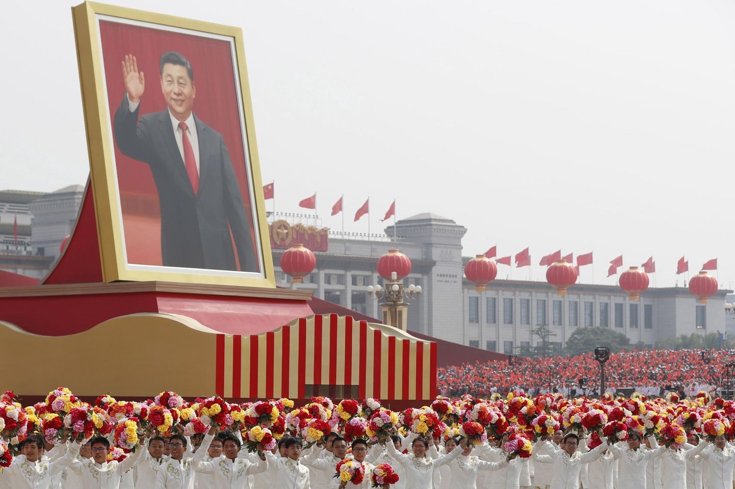 Hiina Rahvavabariigi 70. aastapäeva paraadil osalejad kandmas president Xi Jinpingi hiiglaslikku pilti. Viimastel aastatel on üha enam praegust riigijuhti propagandateostes hakatud esile tõstma kui riigi ajaloo edukaimat liidrit. 