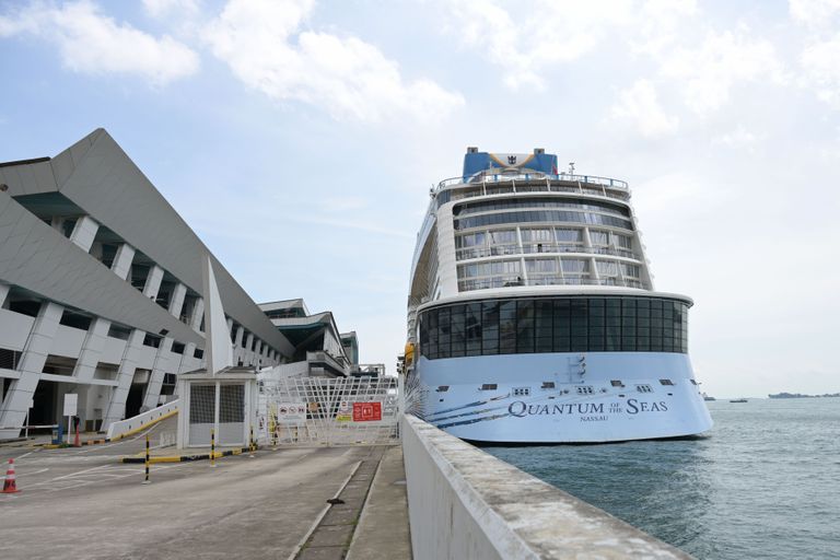 Royal Caribbeani ristluslaev Quantum of the Seas Singapuri Marina Bay Cruise Centeri kai ääres 9. detsembril 2020. Neljapäevaseks planeeritud peatusteta ringreis alguse ja lõpuga Singapuris tuli ühe reisija positiivse koroonaproovi tõttu ennetähtaegselt katkestada.
 