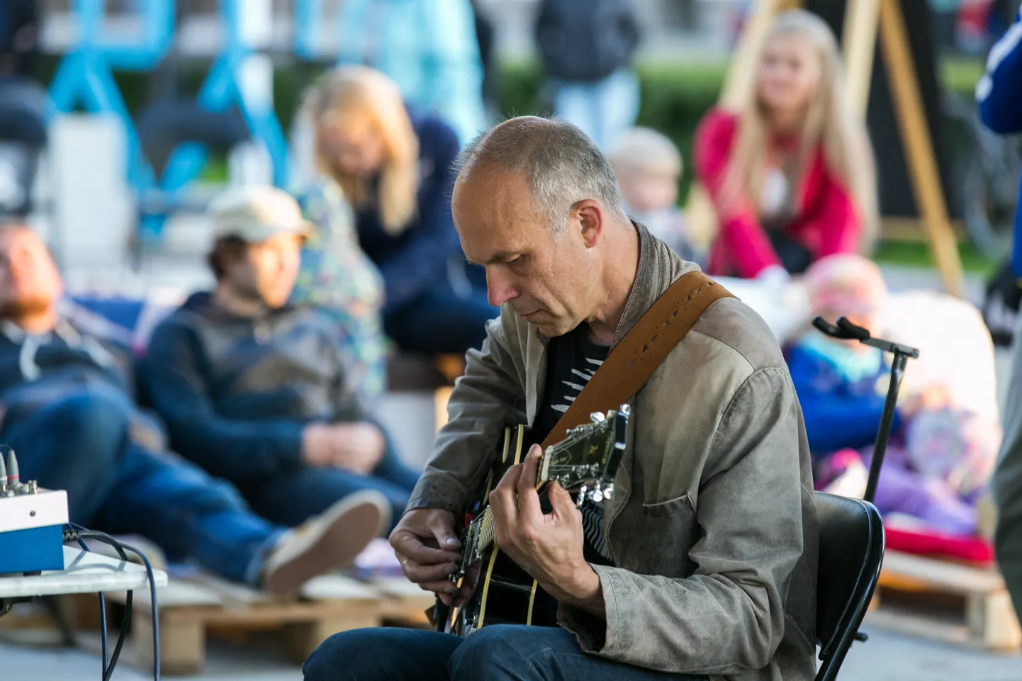 Kabli Päikeseloojangu festivalil mängib kitarri Robert Jürjendal.