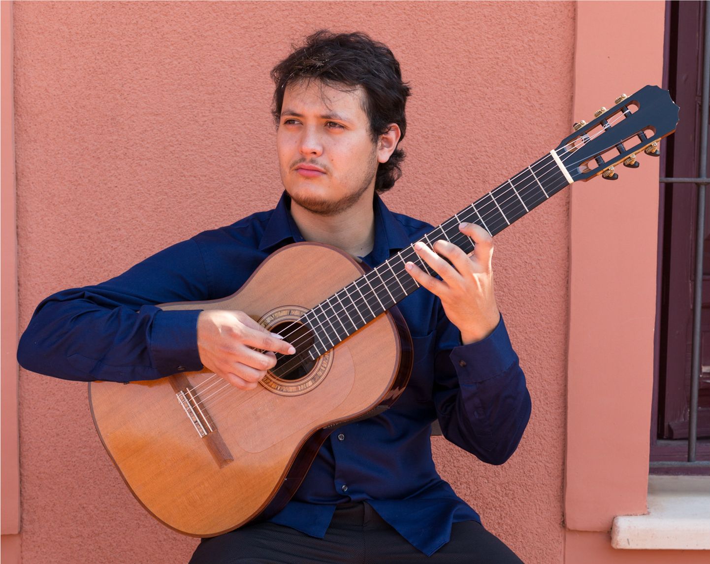 13. juunil mängib Jõhvi kontserdimajas eksootilist muusikat Balkanilt ja Lõuna-Ameerikast Mehhiko kitarrist Misael Barraza-Diaz.