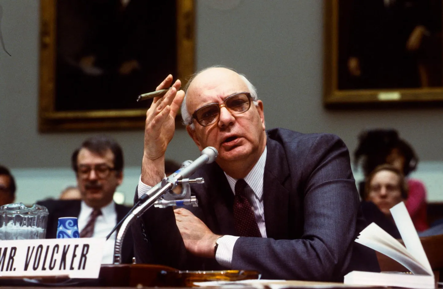 Paul Volcker juhtis USA föderaalreservi aastatel 1979–1987 ehk ajal, kui kõrgustesse tõusid nii intressid kui avalikes kohtades süüdatud sigarite suits.
