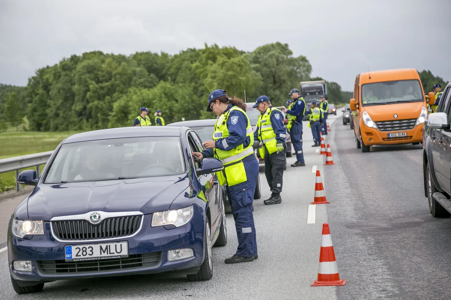 Politsei kontrollis täna hommikul Harjumaal Tallinna-Tartu maanteel Aavikus juhtide kainust. Tunni ajaga tabati kaks joobetunnustega juhti, neist üks veoki ja teine kaubiku roolist.