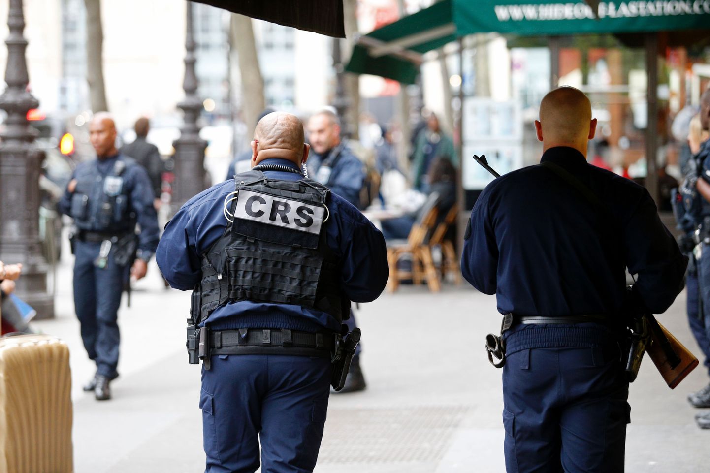 Raudteejaama politseinikud pärast noaga isiku kinnivõtmist Gare du Nord'i raudteejaamas.
