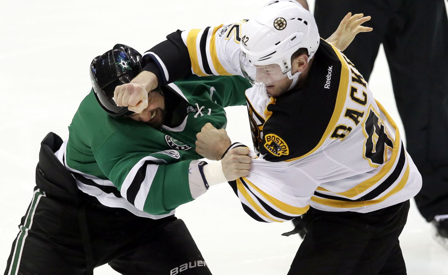 Boston Bruinsi mängija David Backes (42) ja Dallas Starsi mängija Jamie Benn.