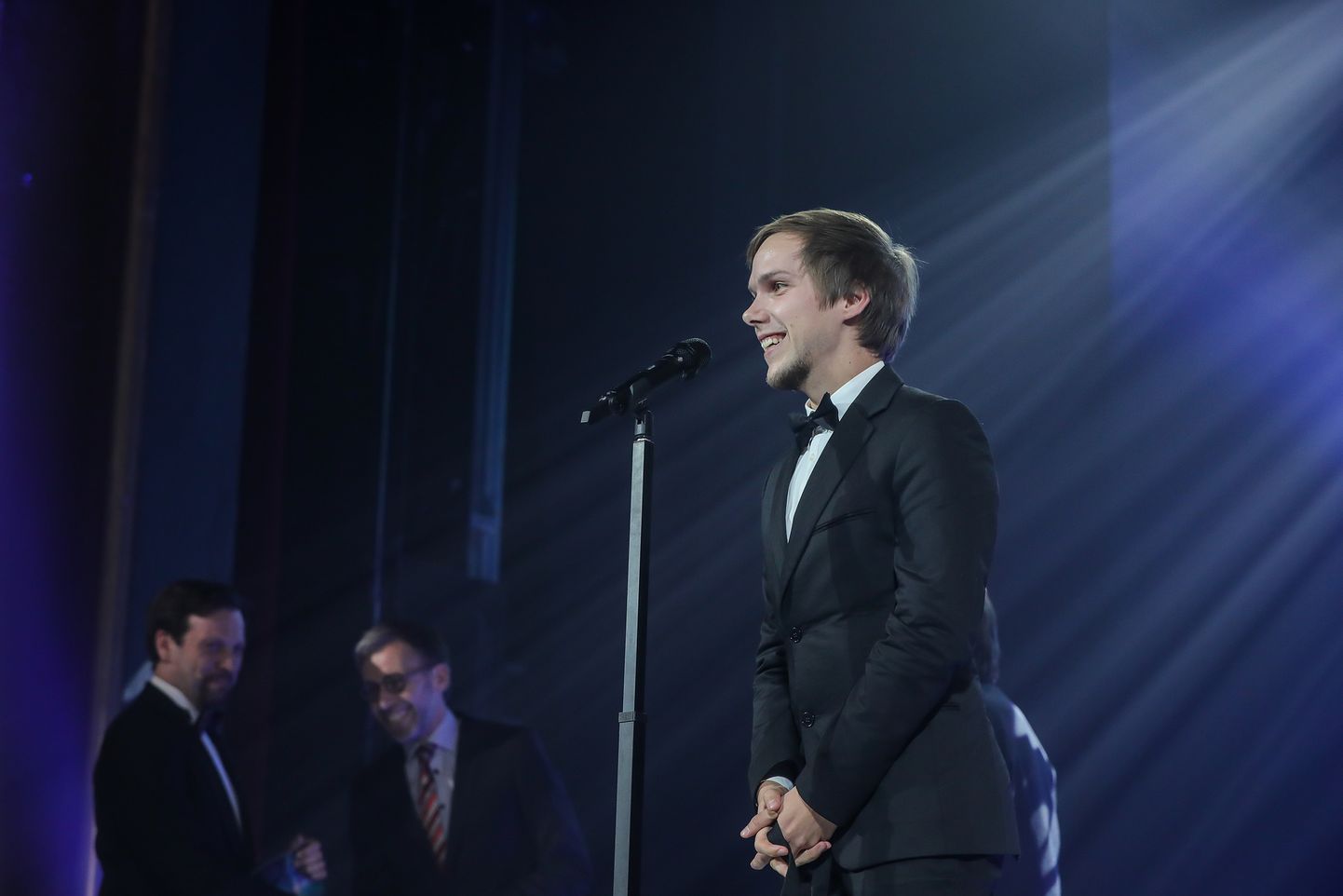 Sander Joon vastu võtmas rahvusliku võistlusprogrammi auhinda 2017. aasta PÖFFi lõputseremoonial.