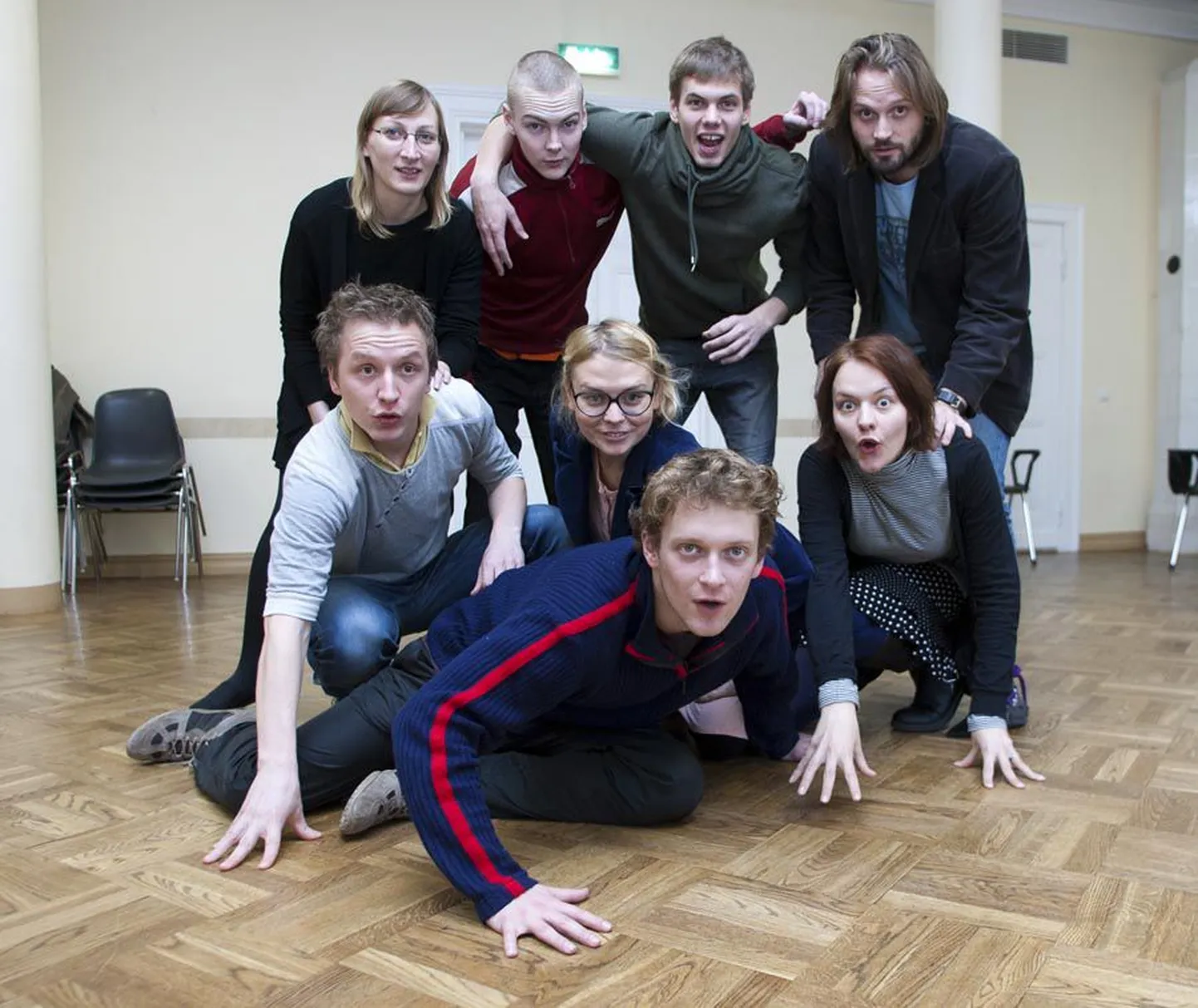 Viljandi kultuuriakadeemia 9. lennu näitlejatudengid panevad end õppejõu ja lavastaja Kalju Komissarovi käe all proovile muusikalis «Inetu!», mis jõuab õige pea Ugala lavale.
