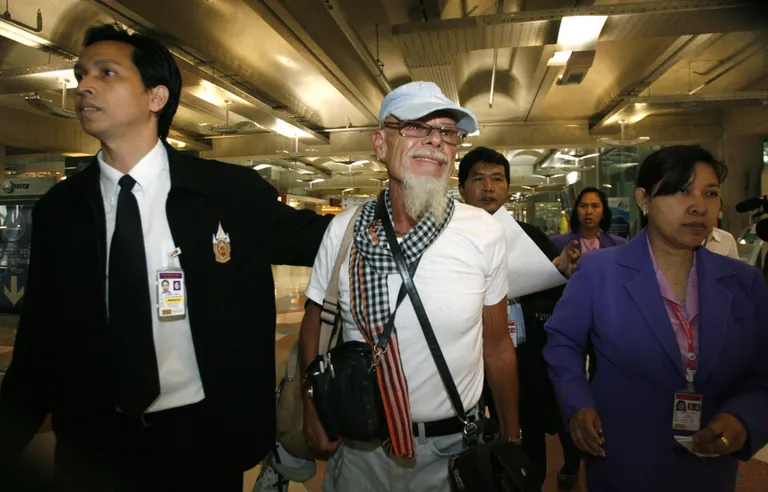 Olles veetnud paar aastat Vietnami vanglas, pages Gary Glitter Bangkoki ja pidi sealt edasi naasma Suurbritanniasse.