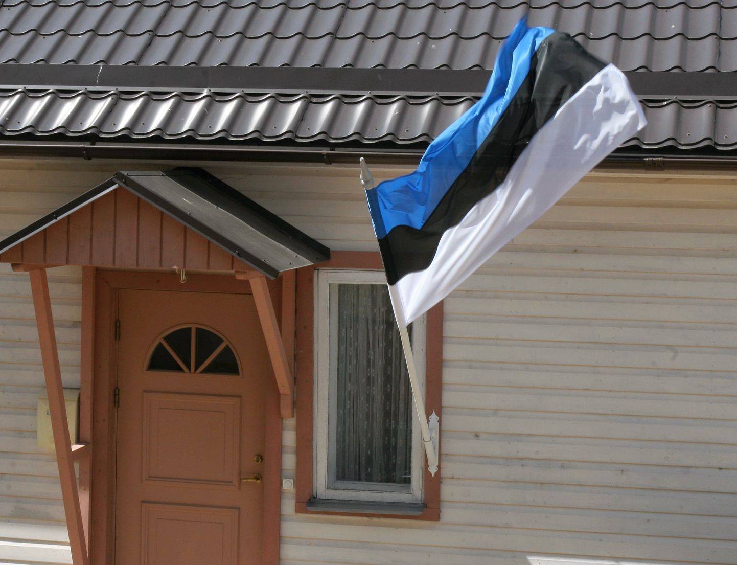 Emakeelepäeval võiks kõiki Eestimaa kodusid kaunistada sini-must-valged lipud.