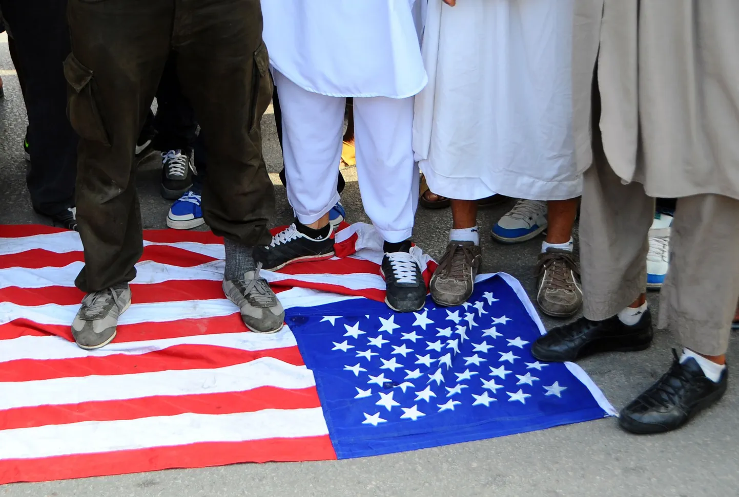 Prohvet Muhamedi solvava filmi tõttu nördinud islamistidest protestijad eile Tuneesias USA saatkonna ees.
