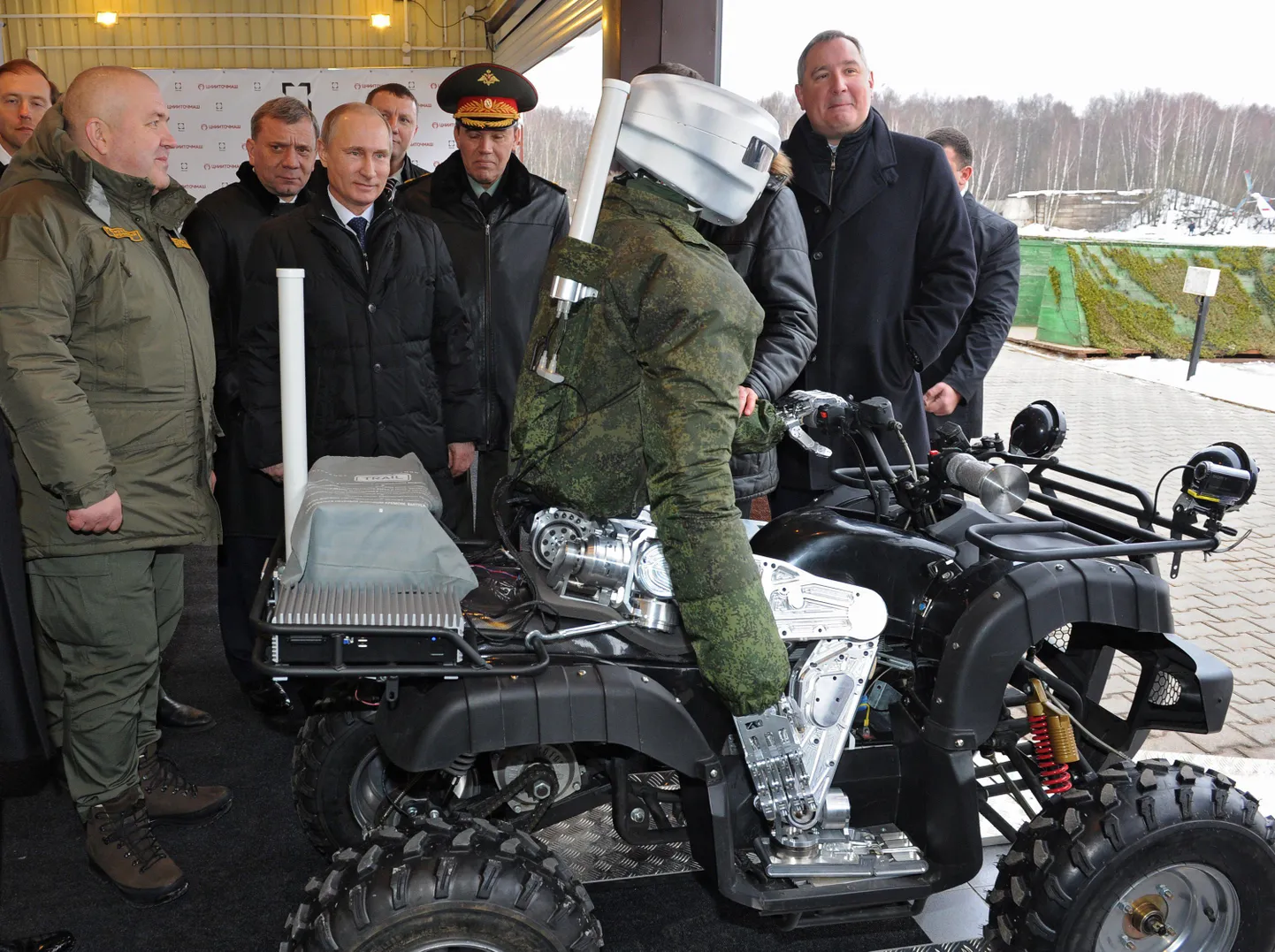 Vladimir Putin uurimas android robotit
